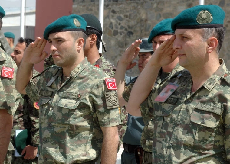 Πρόκληση: Τούρκος στρατιώτης κυκλοφορεί ανενόχλητος με στρατιωτική στολή και το τούρκικο εθνόσημο στη Θεσσαλονίκη!